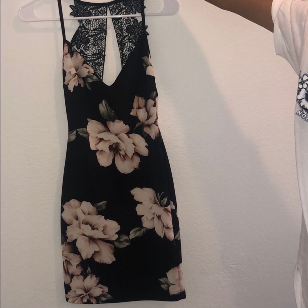 Short Vneck Dress with Lace back